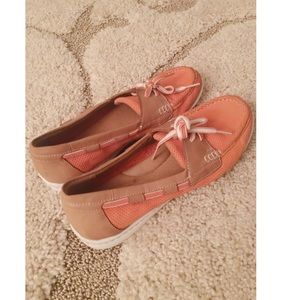 Clark’s Artisan women’s peach/tan boat shoe